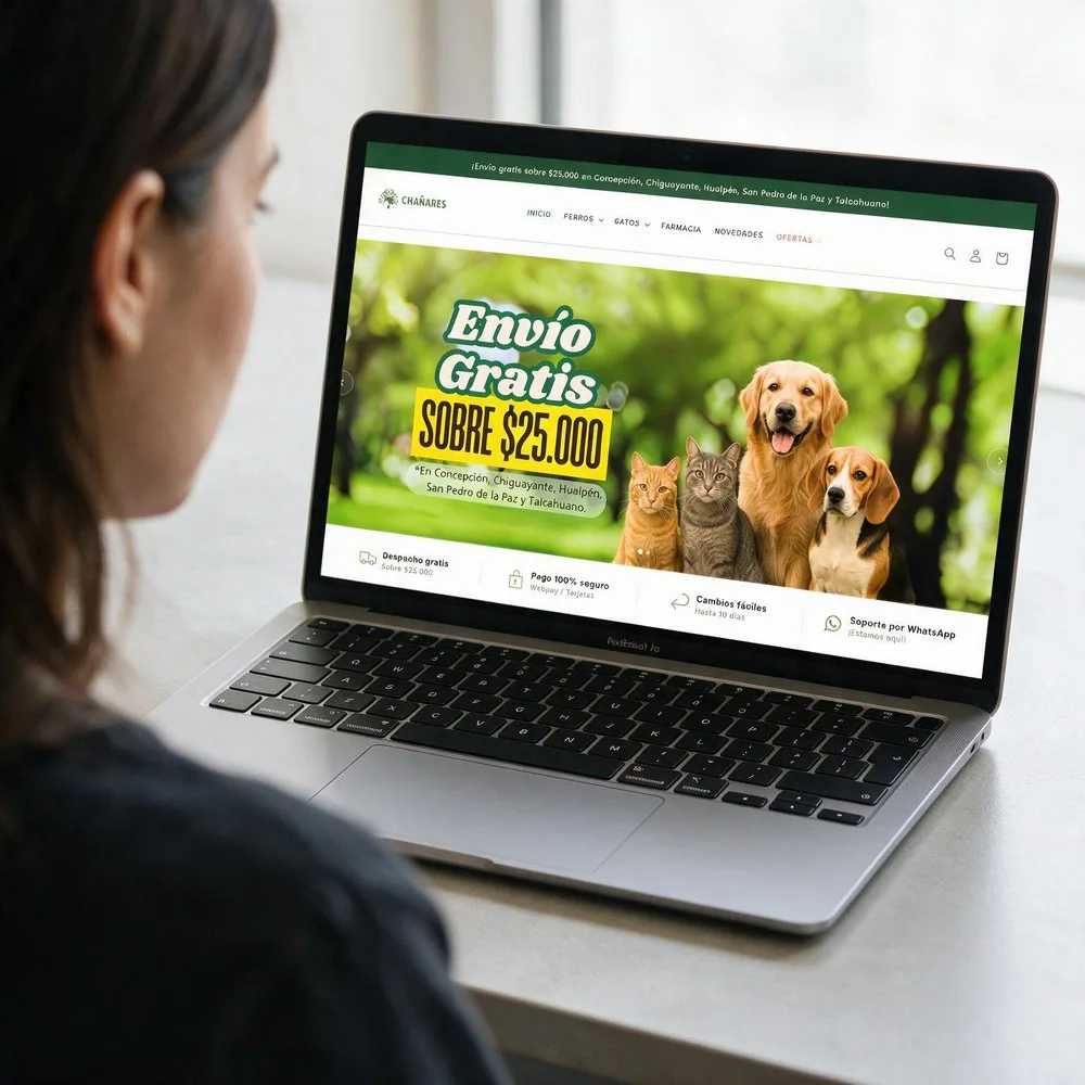 Alguien mira en un portátil el home de Chañares Petshop: un banner de envío gratis sobre veinticinco mil pesos con un perro y dos gatos, y debajo una fila con despacho, pago seguro, cambios y soporte por WhatsApp